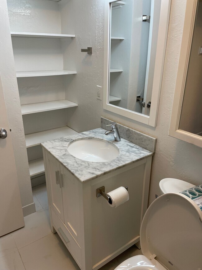 Bathroom - 1038 Pardee St