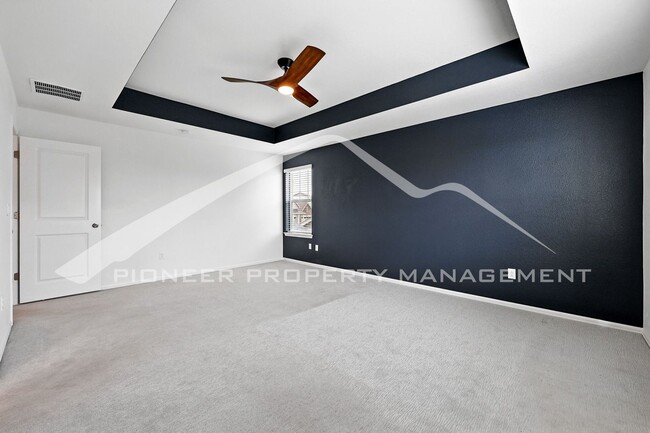 Building Photo - Spacious Home with Washer/Dryer and Centra...