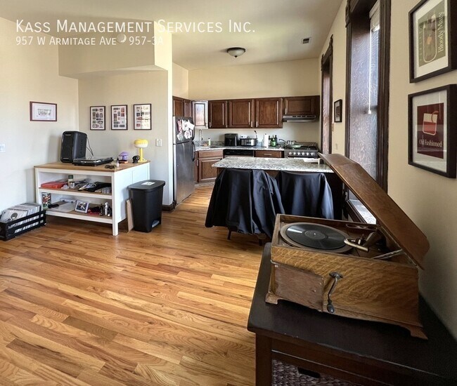 Building Photo - 957 W Armitage Ave