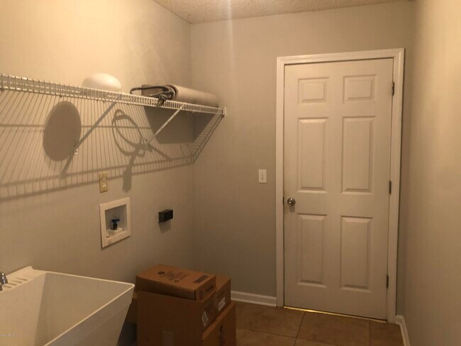 Building Photo - 2016 Water Crest Dr