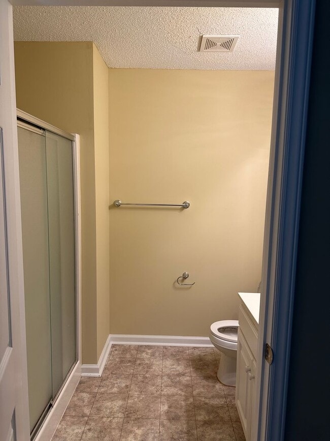 Building Photo - Deacon Ridge Condo! Convenienct to WFU, sh...