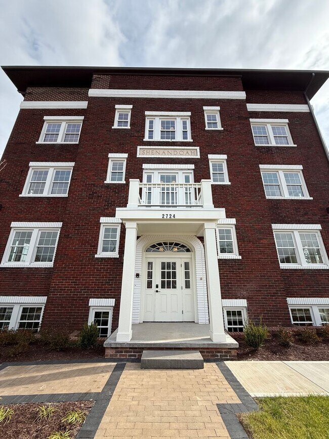 Building Photo - 2724 E Magnolia Ave