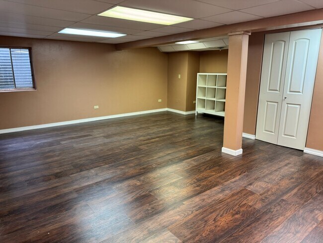 Building Photo - 2404 Kenmore Ct