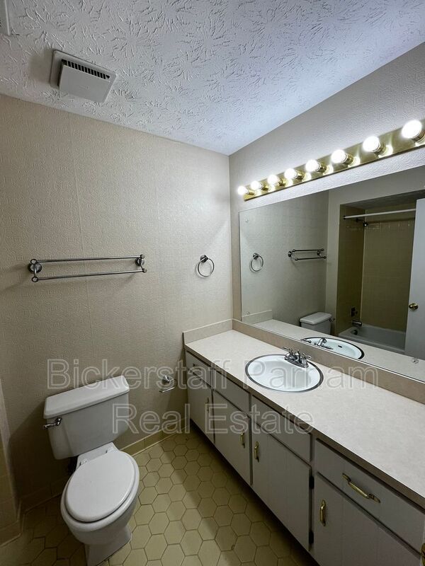 Building Photo - 6608 Highridge Dr