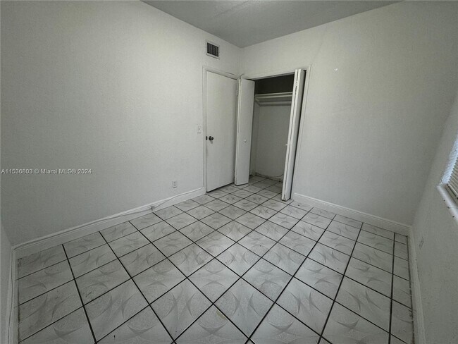 Building Photo - 1060 NW 116th St