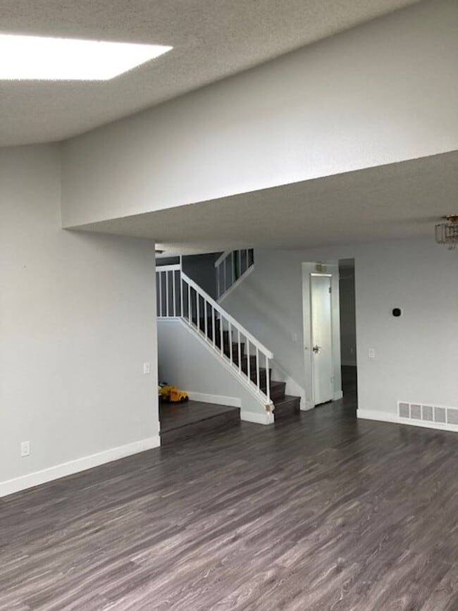 Building Photo - OUTSTANDING 4 BEDROOM HOME IN GATED COMMUNITY