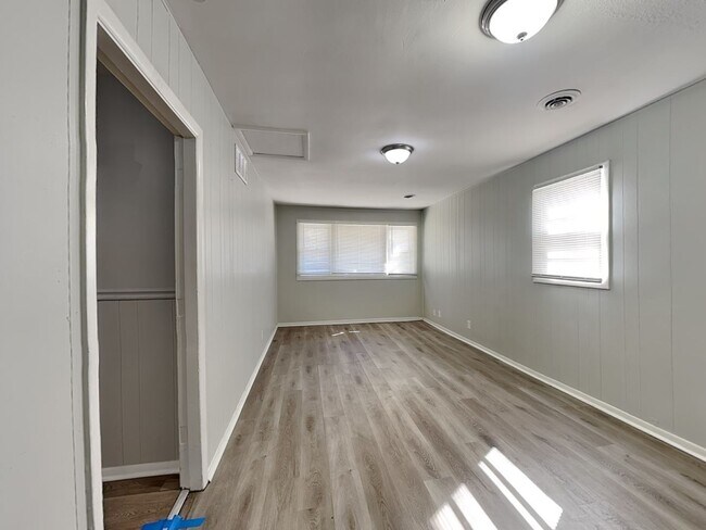 Building Photo - Beautiful 4BR 1BA Home w/  Granite Counters, Stainless Steel Appliances and Big Backyard in Grand...