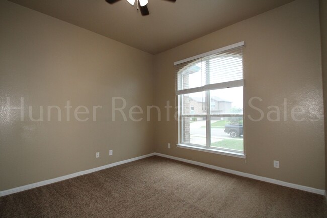 Building Photo - Spacious Three-Bedroom!