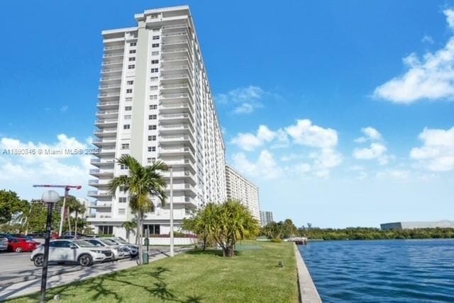 Building Photo - 500 Bayview Dr