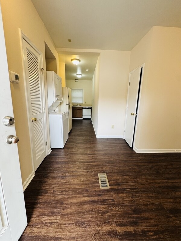 Building Photo - 1323 E 10th St