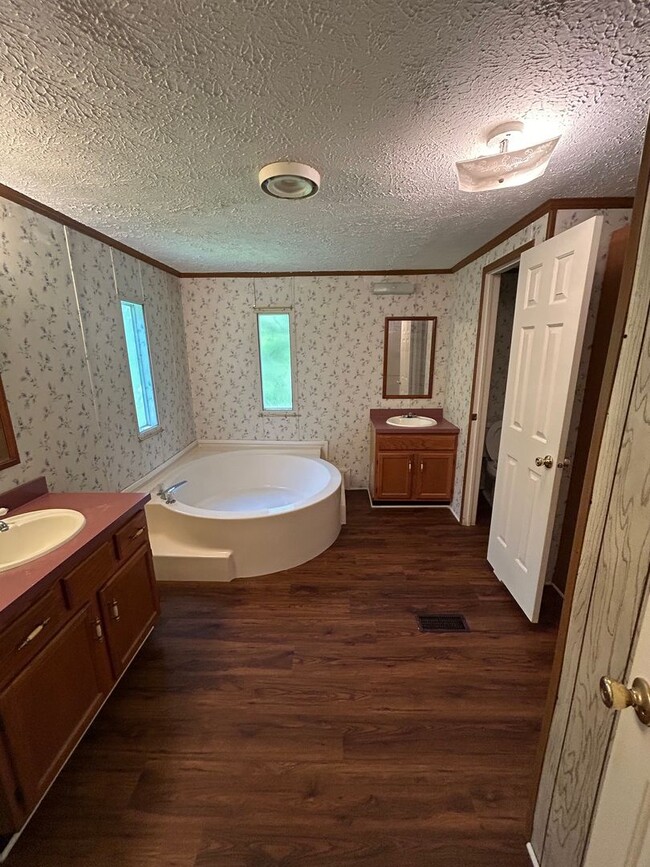 Building Photo - Bremen Home Available Now!