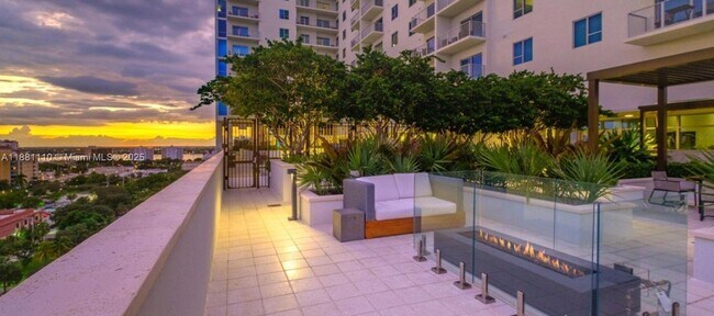 Building Photo - 591 Evernia St