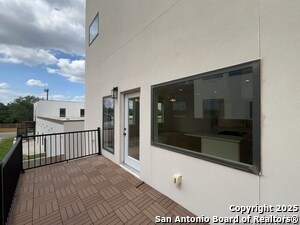 Building Photo - 2615 S Flores St