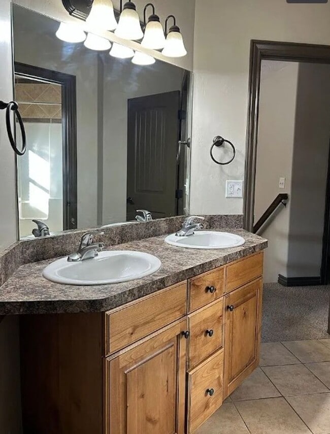 Building Photo - 3 bed 1.5 bath IMMACULATE END-UNIT Townhome in the Meadows