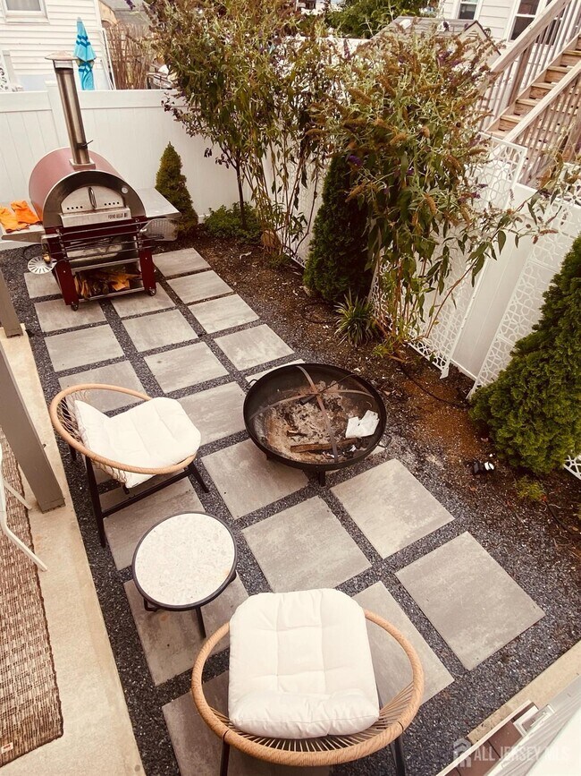 Building Photo - 45 Miller St