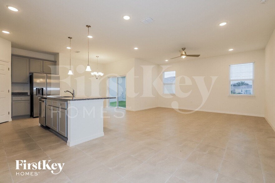 Building Photo - 405 Reina Wy