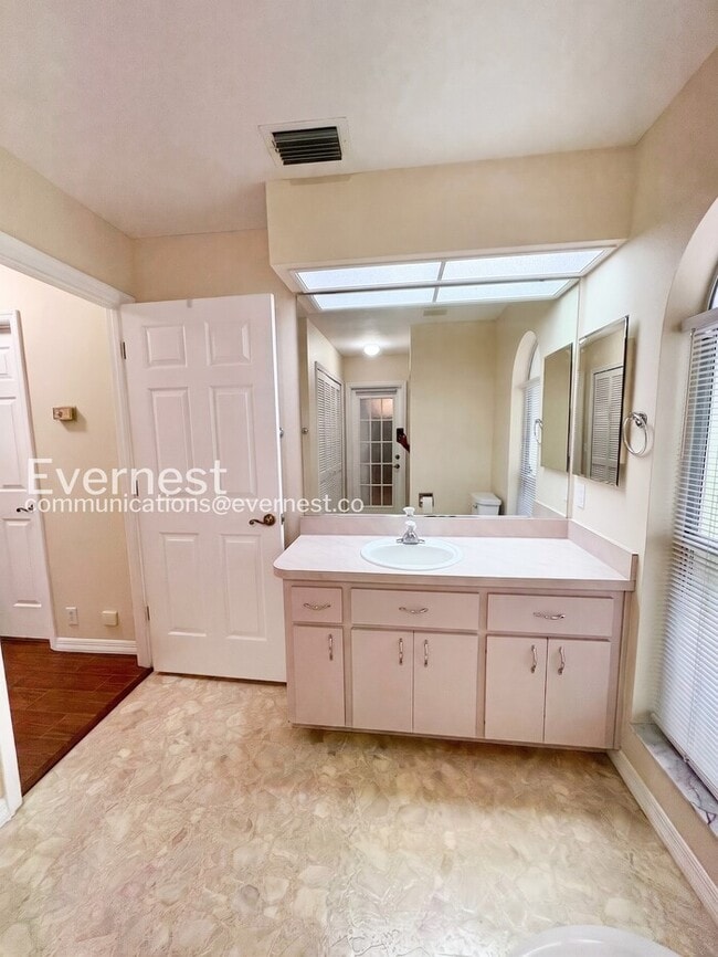 Building Photo - Spacious Living with Pool & Fitness Center Access | Available Now!