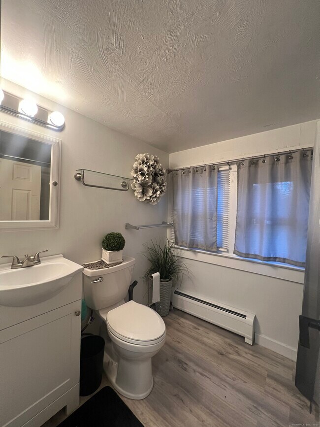 Building Photo - 466 Derby Ave