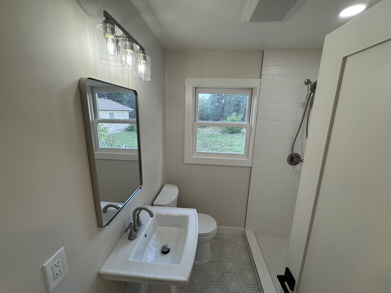 Guest Bath - 3185 Oriole Dr