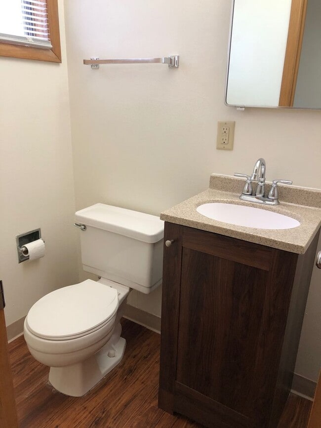 Building Photo - Modern, comfortable townhome living just steps from the Fox River and Oshkosh’s lively downtown.