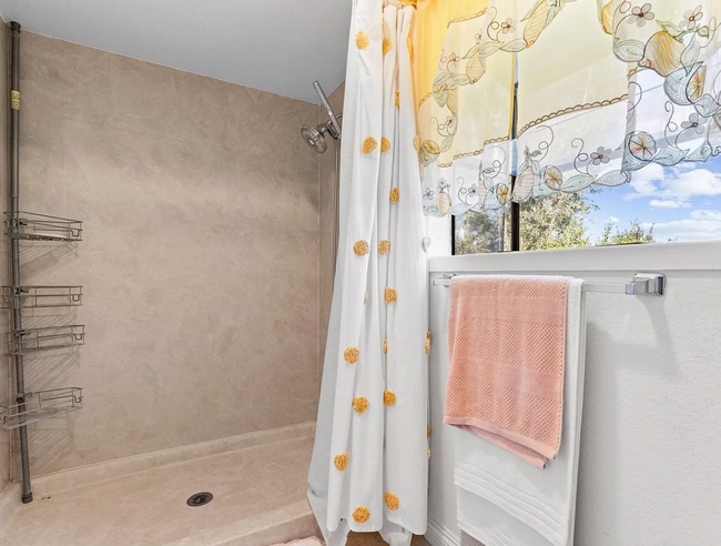 Building Photo - 13 Heather Hill Ln