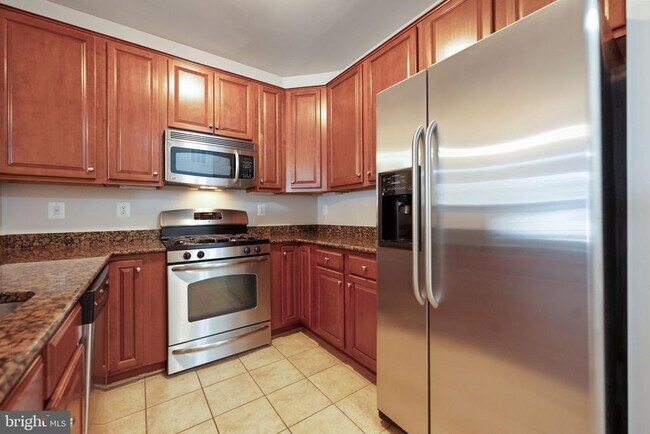 Building Photo - 15555 John Diskin Cir