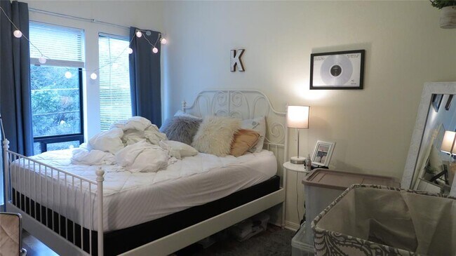 Building Photo - 1910 Robbins Pl