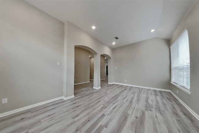 Building Photo - 2014 Ridgeway Park Dr