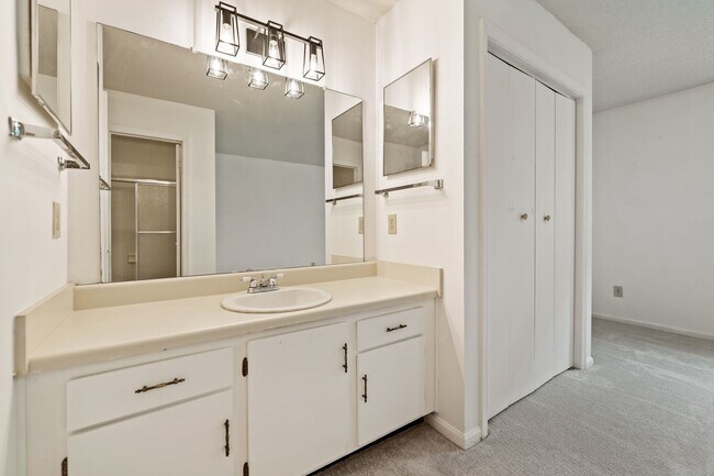 Building Photo - Updated 2BR/2.5BA in Fantastic Chapel Hill Location! Convenient to I-40!