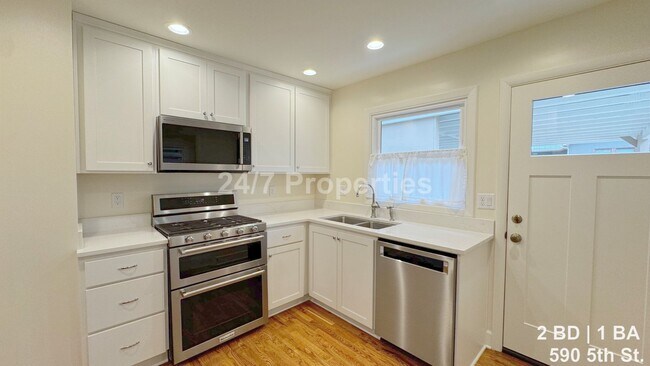 Building Photo - Remodeled 2 BD | 1 BA Duplex - First Edition Lake Oswego