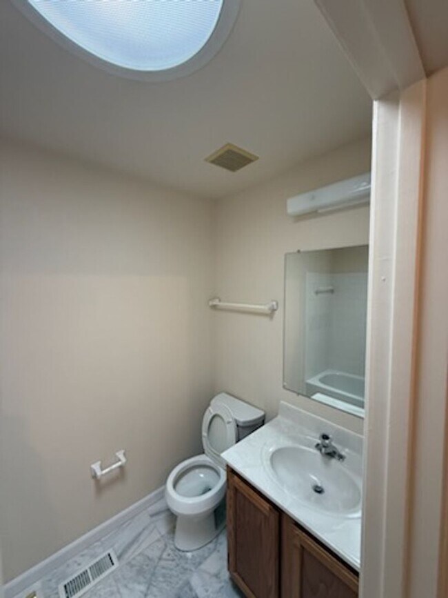 Building Photo - Updated 4BR Townhome!