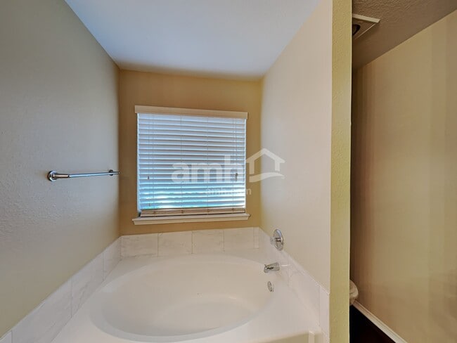 Building Photo - 106 Logan Ln