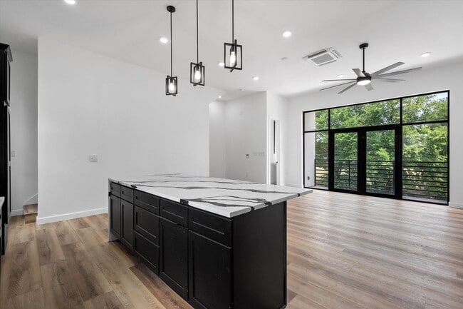 Building Photo - Spacious Townhouse in Dallas