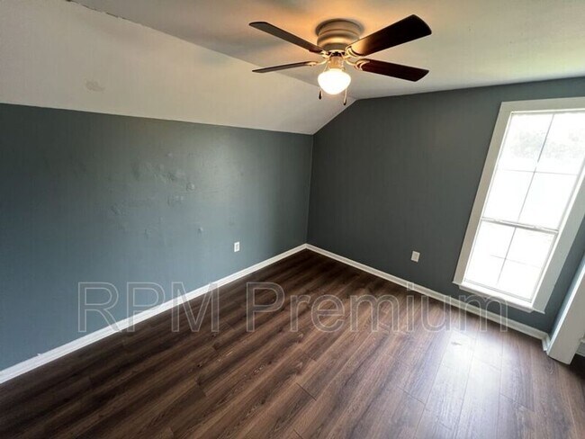 Building Photo - 8725 Fairoaks St