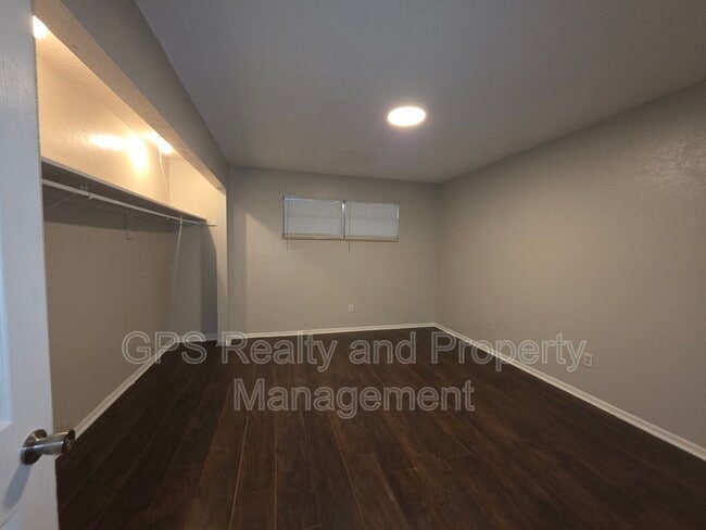 Building Photo - 843 Grove Ave