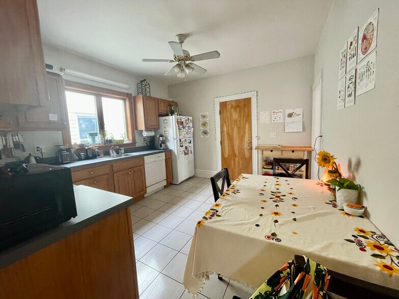 Building Photo - 81 Newbury St