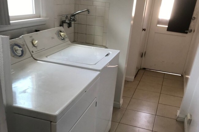 Building Photo - 1940 Armacost Ave