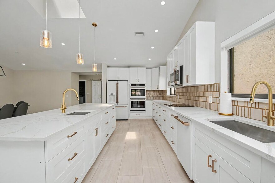 Building Photo - 21460 Laguna Dr