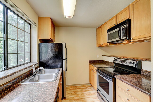 Building Photo - Emerald Ridge