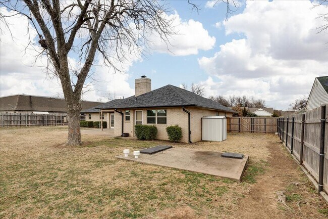 Building Photo - 7522 NW Stonegate Dr