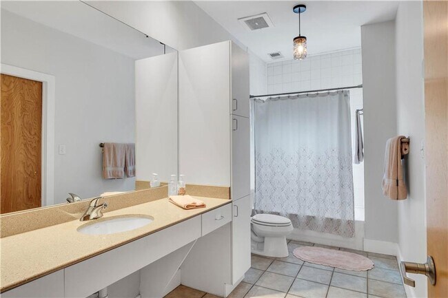 Building Photo - Prime Location