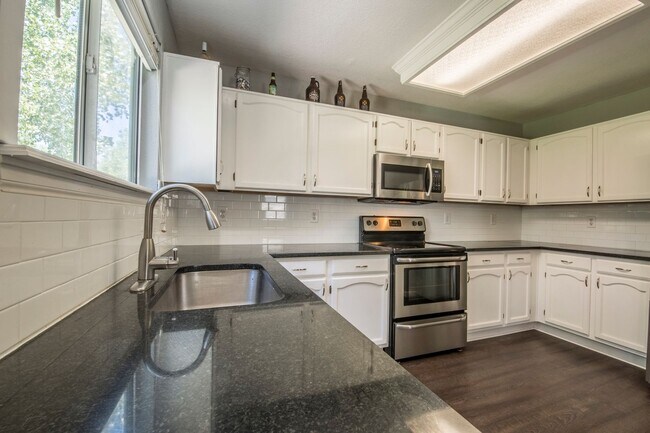 Building Photo - Immaculate 4B/3B in Superior - Available July 5th
