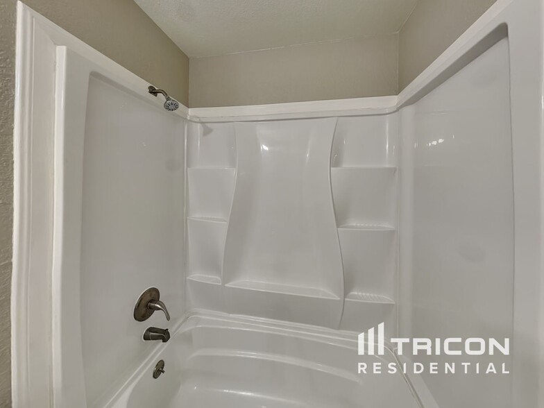 Building Photo - 736 Deloach Dr