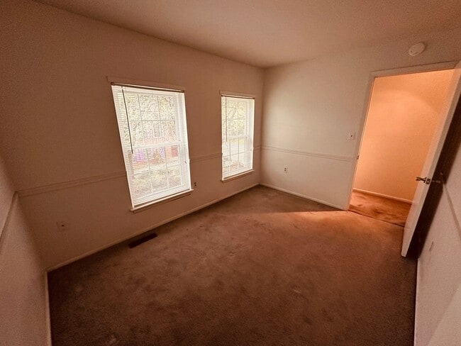 Building Photo - Charming Row House in Historic District