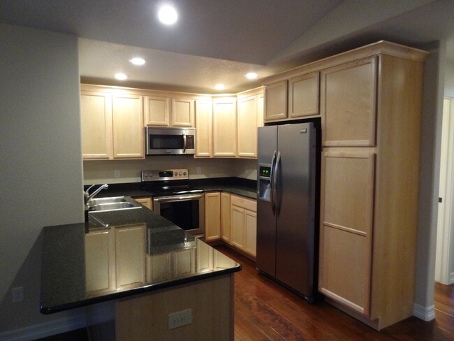 Building Photo - Contemporary Furnished 4 BR Townhome