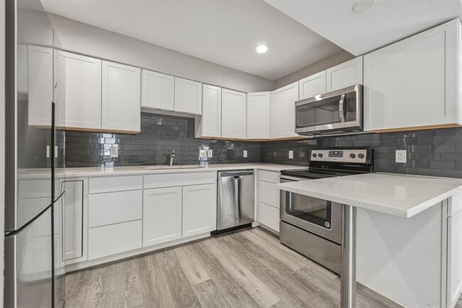 Building Photo - 935 La Posada Dr