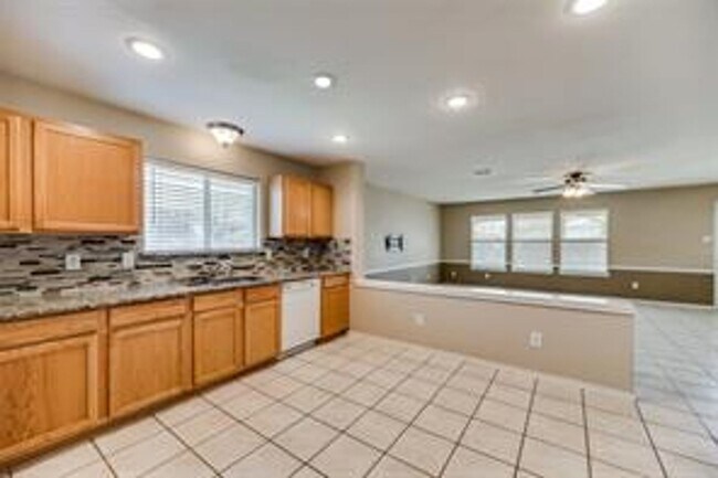 Building Photo - Freshly Updated 3 bedroom spacious beauty!!