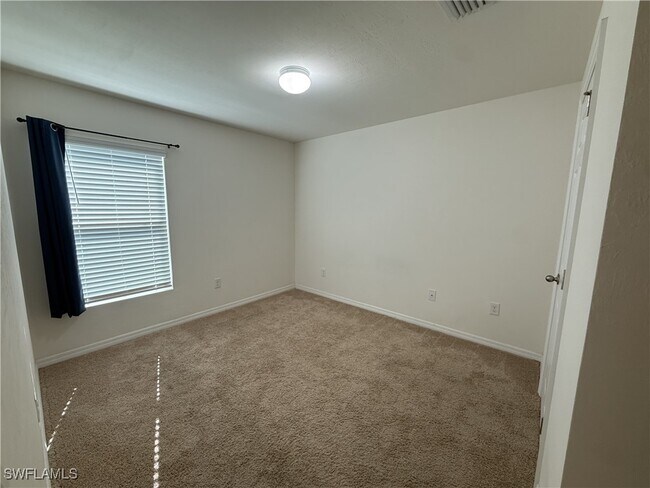 Building Photo - 1814 NE 40th Ln