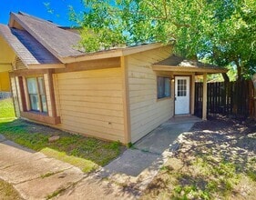 Building Photo - 2 Bed 1 Bath