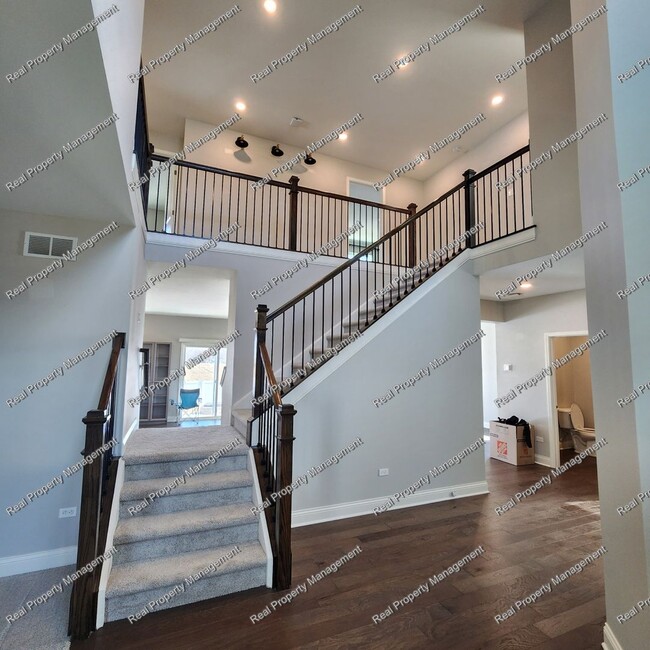 Building Photo - Gorgeous Cedar Lake 4 Bedroom Home